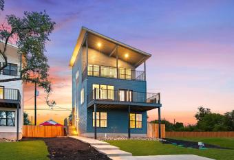 Awesome home in Canyon Lake with has Balcony rooms