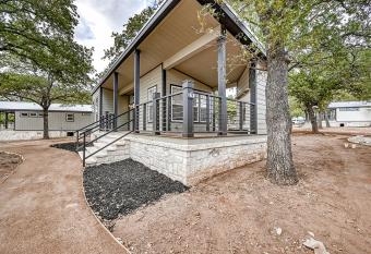 Fabulous Tiny Home-Resort Amenities-1 Mi to Fred! has Balcony rooms