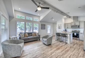 Modern Tiny Cabin w-Resort Amenities-1 Mi to Fred! has Balcony rooms