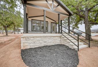 Cozy Tiny Home w-Resort Amenities-1 Mi to Fred! has Balcony rooms