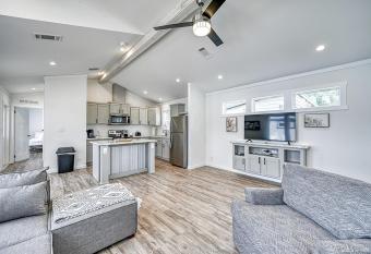 Petite Cabin w-Resort Amenities-1 mi to Fred! has Balcony rooms