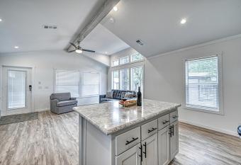 Amazing Resort Amenities-Tiny Home-1 Mi to Fred! has Balcony rooms