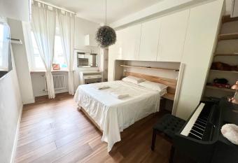 white home near Linate has Balcony rooms