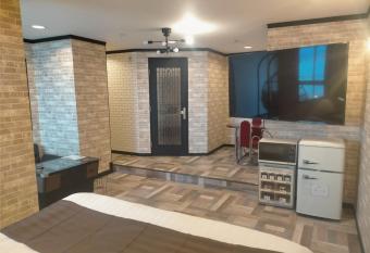 HOTEL LAGNA           allows 18 year olds to book a room