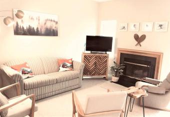 Spacious 3BR 3BA Sleeps 8 Ski On Off Jiminy Mountain Resort has rooms with a private hot tub