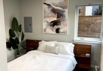 Seattle's New Modern Townhouse w/ Private Rooftop has Balcony rooms