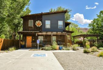 Moab Digs - Entire building has Balcony rooms