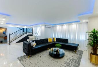   nico y espacioso condominio de lujo de 4 camas con estacionamiento gratuito allows 18 year olds to book a room