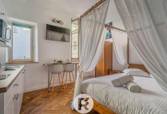 R Apparts Studio Cocooning V  g  tal allows 18 year olds to book a room