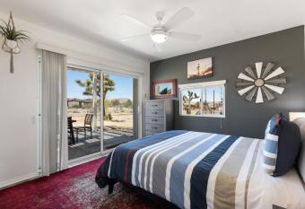 Horseshoe House by Hi Desert Dwellings Tranquility with Hot Tub BBQ and Fire Pit allows 18 year olds to book a room