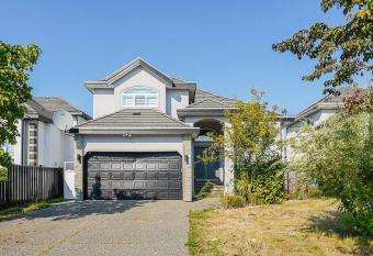 Lavish 5 Bedroom home with free parking, laundry has Balcony rooms