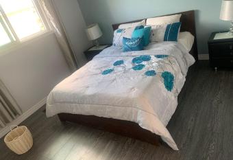 Spacious 2 bedroom Apt. Sofa bed & Free Parking has Balcony rooms