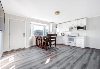 Cheerful 1-bedroom Home in Richmond allows 18 year olds to book a room