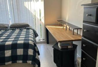 Lovely 2 bedroom condo near king George station has Balcony rooms