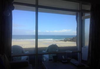 Charmer on the Beach, central St. Ives has Balcony rooms