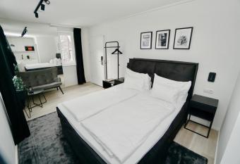 Motel by Maier G  tzis- kontaktloser Check-in allows 18 year olds to book a room