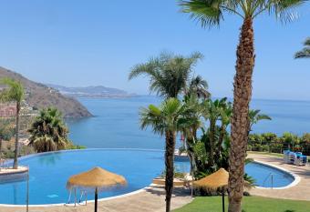 Adosado con piscina a 5 minutos de la playa allows 18 year olds to book a room