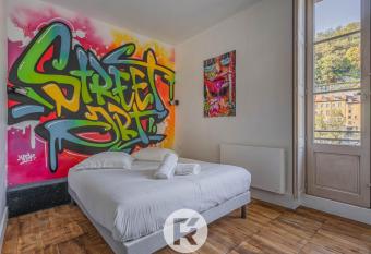 R Apparts Studio Street Art allows 18 year olds to book a room