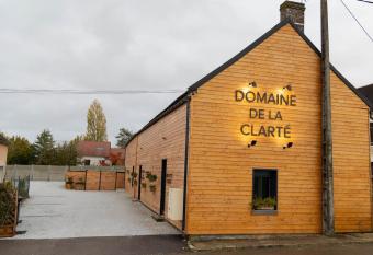 Le Domaine de la Clart   allows 18 year olds to book a room