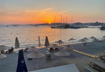 Queen Victoria Suit Apart OTEL has Balcony rooms