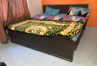 Hotel Kanhaiya Inn has rooms with a private hot tub