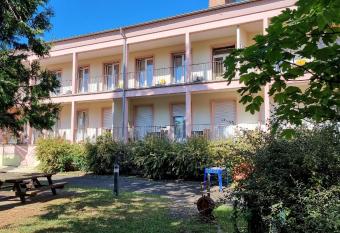 AUBERGE DE JEUNESSE allows 18 year olds to book a room