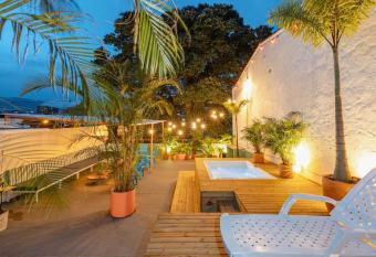 Apartamento con terraza y jacuzzi en el Poblado! has rooms with a private hot tub