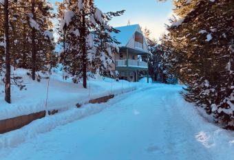 Hibernation Haven - Sleeps 14 has Balcony rooms