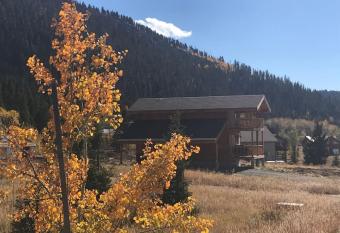 Grizzly Getaway - Sleeps 8 has Balcony rooms