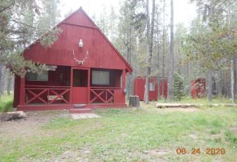 The Cozy Cottage, Sleeps 6 has Balcony rooms