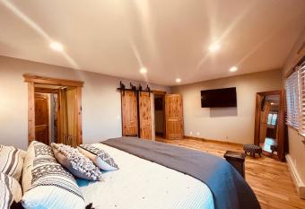 Two Top Vista Near Yellowstone, Sleeps 15 has Balcony rooms