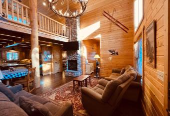 Moose Tracks Near Yellowstone, Sleeps 12 has Balcony rooms