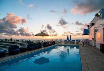 Rooftop-Pool Suite with King Bed in Ocean Dr allows 18 year olds to book a room