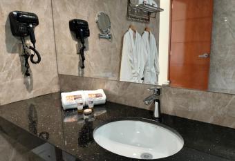 SM HOTEL Plus has rooms with a private hot tub