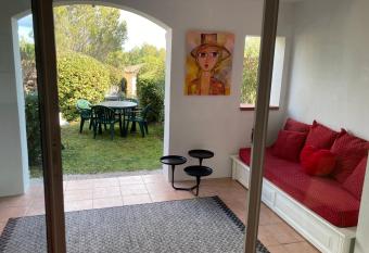 LOCATION 4 personnes GOLF DE PONT ROYAL EN PROVENCE has Balcony rooms