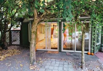 Art Deco 2-Bedroom Guest House in Burlington allows 18 year olds to book a room
