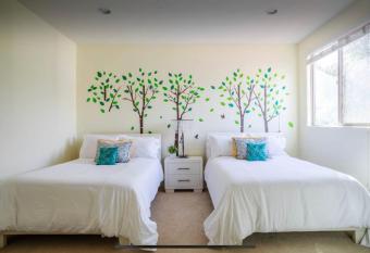 LA Dream Gem! Beautiful home with Spa has rooms with a private hot tub