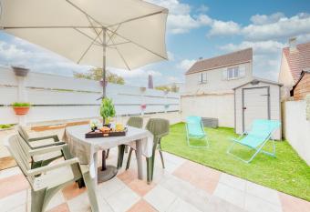 pavillon tout   quip   avec jardin et parking priv   calme garanti has Balcony rooms