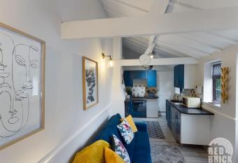 The Lodge at Pickford House NEC and B Ham Airport, Coventry has Balcony rooms