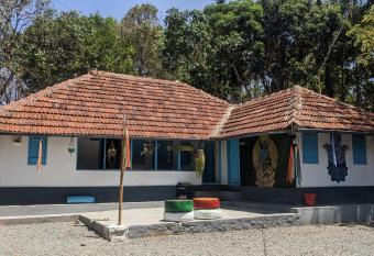 Crossroads Hostel 1957 has Balcony rooms