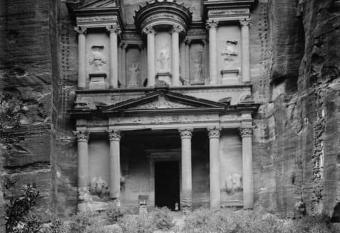 Traveler petra allows 18 year olds to book a room