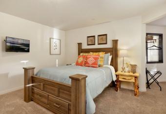Slope View Chalet #2076 by Big Bear Vacations has rooms with a private hot tub