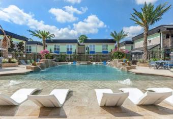 Lovely 2 Bedroom/2 Bath Houston, Heights/Galleria has rooms with a private hot tub