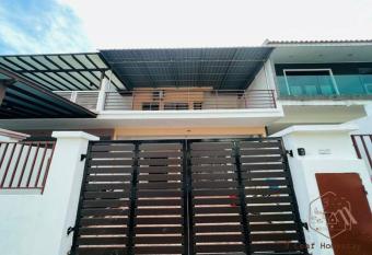 KULAI Desa Baiduri Double Storey House allows 18 year olds to book a room