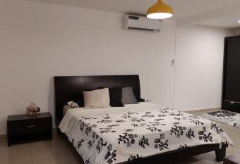 Acogedor y moderno loft con vista a la ciudad has Balcony rooms