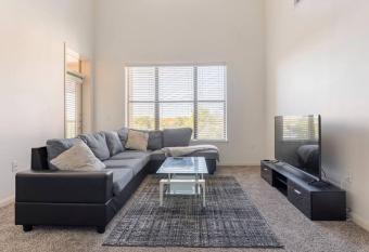 MedicalCenter 2BR Loft Style has rooms with a private hot tub