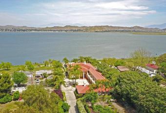 Lakeside Mansion- Waterfront, Sleeps 50, Boat ramp has Balcony rooms
