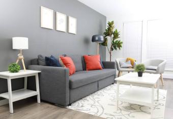 Home in downtown Victoria. Cozy 1BR+Free Parking allows 18 year olds to book a room