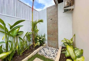 Cosy and Cheerful 2 Bedroom villa 5mins to Finns has rooms with a private hot tub