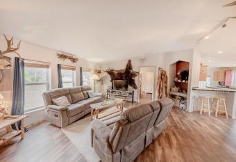 The Elk Run 2 bed 2 bath family retreat with wifi allows 18 year olds to book a room